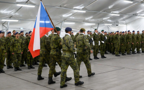 Ceremonie k předání operačního úkolu – vzdání pocty státní vlajce