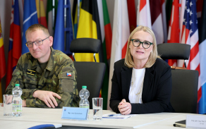 Z návštěvy ministryně obrany Jany Černochové u 25. plrp