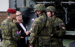 Z návštěvy ministryně obrany Jany Černochové u 25. plrp