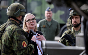 Z návštěvy ministryně obrany Jany Černochové u 25. plrp