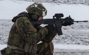 Cvičili střelbu i z nízkého kleku.