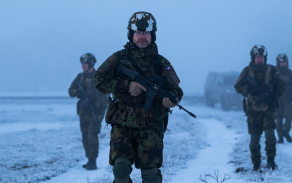 Při výcviku na Doupově se vojáci museli vypořádat s teplotami kolem -10°C.