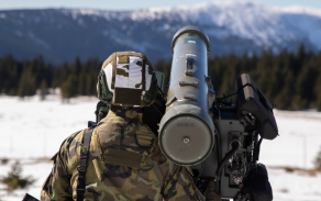 Vojáci museli reagovat i na vzdušné hrozby. 
