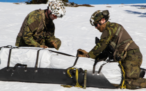 Pro transport techniky používali vojáci nosítka.
