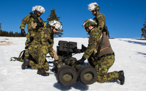 Naložení jednotlivých součástí protiletadlového kompletu RBS-70NG na nosítka.