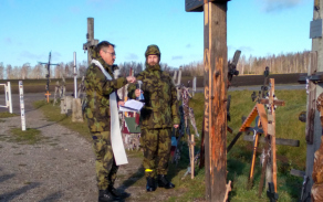 Po vztyčení kříže proběhla slavnostní bohoslužba.