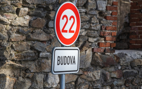 Využili k tomu půdorys dvoupatrové budovy, nacházející se v jedné z částí vojenského výcvikového prostoru Boletice. 