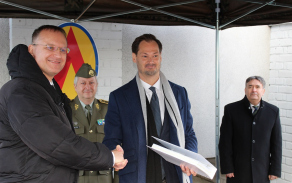 Daniel Koštoval z Ministerstva obrany a Kristian Wallin ze společnosti SAAB (zleva) po podpisu smlouvy.