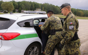Přivolaní příslušníci Vojenské policie odvážejí aktivisty k výslechu.