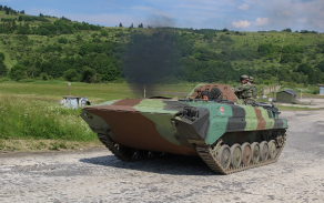 Slovenští vojáci při přesunu s obrněným transportérem na palebnou čáru.