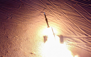 Výstřel rakety z odpalovacího zařízení.