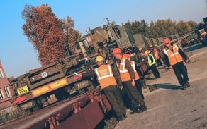 Příprava techniky na strakonickém nádraží před železničním převozem. 