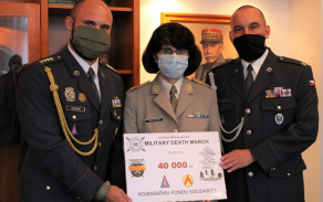 Kapitán Lukáš Perný a nadrotmistr Jaroslav Nábělek předali symbolický šek ve výši 40 tisíc korun předsedkyni výboru Vojenského fondu solidarity brigádní generálce Lence Šmerdové ve čtvrtek 10. září v budově Generálního štábu v Praze.