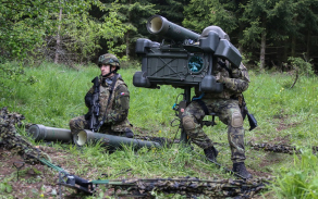 Protiletadlové družstvo RBS-70 v palebném postavení.