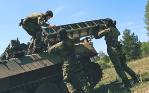 Nabíjení protiletadlového raketového kompletu S-10M2D.