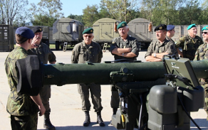 Rakouští důstojníci se živě zajímali o techniku strakonického útvaru. 