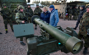 Předsedkyně vlády Norska Erna Solbergová si prohlédla protiletadlový raketový komplet RBS-70. 