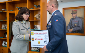 Praporčík Jaroslav Nábělek předal šek ve výši 45 000 Kč brigádní generálce Lence Šmerdové. 