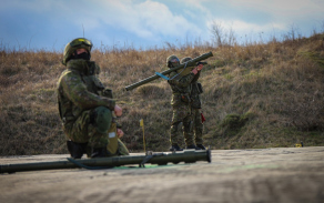 Slovenští vojáci s protiletadlovým raketovým systémem IGLA.