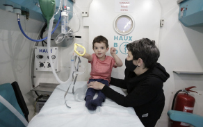 Honzík podstupuje léčbu v hyperbarické komoře.