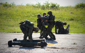 Příprava protiletadlového raketového kompletu RBS-70 na palebné čáře. 
