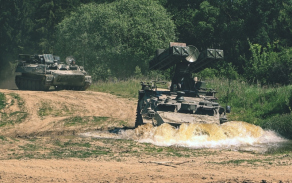 Přesun bojových vozidel S-10M2D do palebného postavení. 