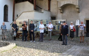 Seznámit se s výstavou přišli také lidé z řad civilní veřejnosti. 