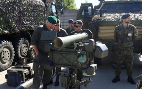 Prohlédnout si mohli protiletadlový raketový komplet RBS-70 i přepravní prostředky, jež používají jednotky vyzbrojené tímto systémem. 