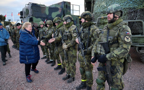 Norská politička Erna Solbergová popřála vojákům mnoho úspěchů.