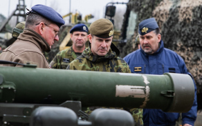 Techniku protiletadlového pluku představil generálu Řehkovi velitel útvaru plukovník Luděk Teger. 