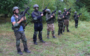 Učili se manipulovat s útočnou puškou BREN.