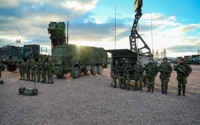 Strakoničtí vojáci představili norské předsedkyni vlády Erně Solbergové techniku, se kterou se zapojili do cvičení Trident Juncture 2018. 