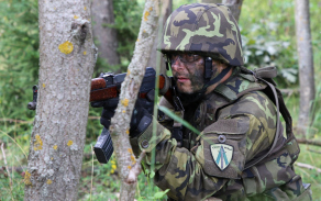 Jednotka byla nastřelena. Vojáci opětují palbu.