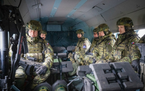 Přeprava protiletadlového družstva vrtulníkem Mi-171š.