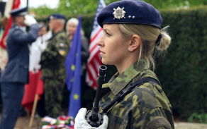 K jejím služebním povinnostem patří například i zabezpečení pietních aktů.