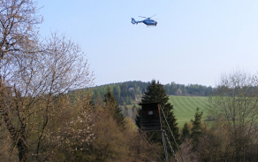 Do pátracích akcí bývá nasazován i policejní vrtulník.