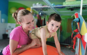 Honzíkův zdravotní stav se zlepšuje i díky intenzivní neurorehabilitaci.