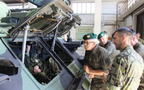 Zástupci rakouské armády se dozvěděli, jak probíhá výcvik obsluh protiletadlového raketového komplexu 2K12 KUB. 
