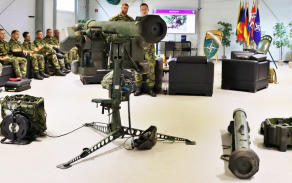 Náčelník generálního štábu se setkal s českými vojáky a měl možnost prohlédnout si zblízka hlavní zbraňový systém RBS-70