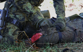 Namaskovaná amputace dolní končetiny věrně simulovala zranění, které vojáci musí být schopni ošetřit.
