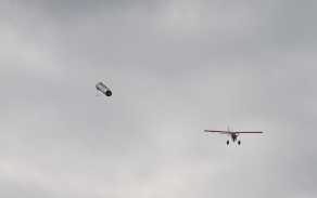 Raketami Mk2 stříleli vojáci na rukáv, který za sebou na laně táhl bezpilotní prostředek.