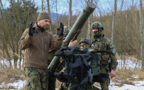 Rotmistr Marek Brabec předává jako instruktor svoje zkušenosti mladším vojákům.