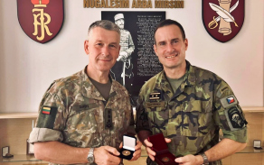 Nejvyšší velitelé litevské a české armády po vzájemné výměně mincí
