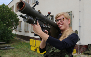 Na trenažéru protiletadlového kompletu S-2M si vyzkoušeli, jak sestřelit nepřátelské letadlo.