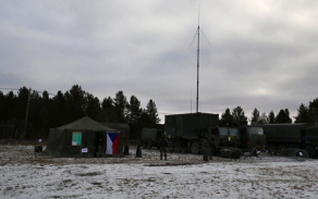 Výstavba místa velení protiletadlové raketové baterie.