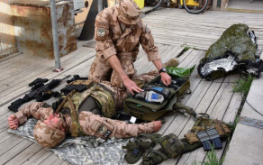 Příslušníci jednotky Guardian Angels museli být schopni, v případě potřeby, poskytnout první pomoc zraněnému.