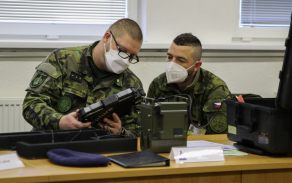 Spolu s dalšími instruktory RBS-70NG absolvoval nedávno školení na zařízení IFF, díky kterému vojáci poznají, jestli se jedná o vlastní nebo cizí letadlo.