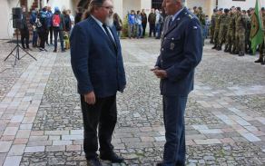 Na akci dorazil i strakonický starosta Břetislav Hrdlička (vlevo). Na snímku v rozhovoru se zástupcem velitele strakonického útvaru plukovníkem Jaroslavem Daverným.