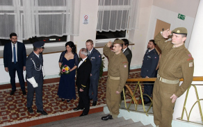 Slavnostní atmosféru plesu umocnila přítomnost členů českobudějovického Klubu vojenské historie Čeští lvi v dobových uniformách.