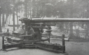 8 cm kanón (PL) vz. 37 v palebném postavení.